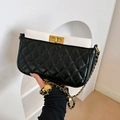 Elegante zwart-witte gewatteerde tas met gouden draaislot en lederen ketting - Zwart en Wit
