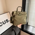 Mini borsa a secchiello in nylon verde militare con tracolla larga e doppi manici - Mano e Tracolla Doppio Uso / Verde