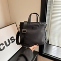 Borsa tote minimalista in nylon nero con tracolla larga e dettagli dorati - Mano e Tracolla Doppio Uso / Nero