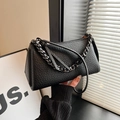 Modische schwarze Umhängetasche aus Leder mit Litschimuster und klobiger Metallkette - Schwarz