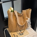 Handgefertigte Stroh-Tragetasche in Beige mit blauem Quasten-Anhänger für den Strand - Khaki