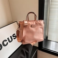 Secchiello in nylon rosa con ampia tracolla e logo Clearyk in metallo dorato - Mano e Tracolla Doppio Uso / Rosa