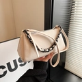 Beige Umhängetasche mit Litschi-Maserung und schwarzer matter grober Kette - Gebrochenes Weiß