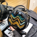Borsa a tracolla rotonda nera con jacquard a onde e dettagli dorati lucidi - Nero