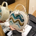 Borsa rotonda bianco sporco con motivo intrecciato colorato e manico superiore - Bianco
