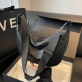 Borsa a tracolla nera a mezzaluna in nylon con tracolla larga e doppia cerniera lampo - Piccolo Nero
