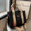 Zwarte canvas tote bag met vintage bloemenborduurwerk brede riem en wit letterlogo - Zwart