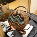 Borsa a tracolla rotonda in maglia marrone con motivo ondulato e manici in pelle - Marrone