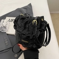 Gesteppte schwarze Beuteltasche mit goldenen Details und verstellbarem Umhängegurt - Schwarz