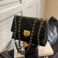 Bolso de hombro acolchado negro con cadena dorada y elegante cierre giratorio - Negro