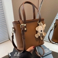 Sac seau marron foncé avec surpiqûres blanches, doubles poignées et charm ours - Avec Pendentif / Marron