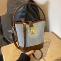 Borsa a secchiello in denim blu e pelle marrone con fibbia dorata e tracolla - Blu