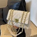 Elegante bolso bandolera de cuero acolchado blanco crema con cadena dorada en piedra - Blanco