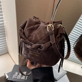 Dunkelbraune gesteppte Beuteltasche mit Flechtriemen und Golddetails in modernem Stil - Kaffeebraun