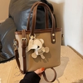 Sac seau rétro bicolore en similicuir kaki et marron avec un joli petit ours - Avec Pendentif / Kaki