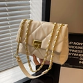 Bolso bandolera acolchado beige con cierre de giro dorado y cadena de piel - Beige