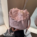 Rosafarbene gesteppte Beuteltasche mit Knotengriff und verstellbarem Schultergurt - Lila