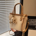 Sac seau chic beige et marron avec breloque ours et bandoulière réglable pratique - Sans Pendentif / Noir