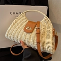 Handgewebte Trapez-Strohtasche mit braunen Lederakzenten und goldenem Drehverschluss - Gebrochenes Weiß
