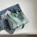 Bolso tote de nylon verde menta con correa ajustable y detalle de bolsillo lateral - Verde