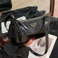 Borsa sottobraccio nera lucida con texture pelle vintage e logo a triangolo dorato - Nero