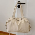 Vielseitige cremeweiße Tote Bag mit Lychee-Lederstruktur und breiten Griffen hängend - Cremeweiß