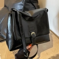 Schwarze Messenger-Tasche aus glänzendem Wachsleder mit verstellbarem Gurt und Schnalle - Schwarz