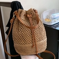 Borsa a secchiello in paglia intrecciata capiente con coulisse e tracolla in pelle - Cachi