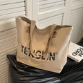 Bolso tote de lona beige de gran capacidad con letras en contraste y correas anchas - Caqui