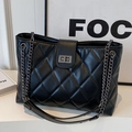 Schwarze gesteppte Shopper-Tasche mit Silberkette und klassischem Rautenmuster - Schwarz