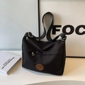 Borsa tote nera in nylon con logo in pelle marrone e tracolla regolabile per uso quotidiano - Nero