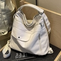Sac fourre-tout crème en cuir PU à poches multiples avec bandoulière sur fond en bois - Blanc Cassé