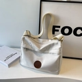 Borsa a tracolla in nylon bianco con cinturino regolabile e dettaglio logo in pelle - Bianco Sporco