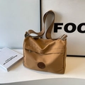 Borsa tote in nylon marrone con tracolla regolabile e tasca frontale con cerniera - Cachi