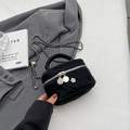 Mini sac seau matelassé noir avec breloque fleur et bandoulière en chaîne argentée - Noir Grand