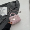 Mini sac vanity rose en cuir matelassé avec bandoulière chaîne et breloque camélia - Rose Grand
