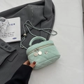 Mini sac seau matelassé vert menthe avec chaîne argentée et breloque fleurie - Bleu Grand