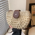 Borsa a spalla in paglia con patta in pelle marrone e bottone in metallo rotondo - Beige