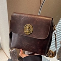 Sac seau vintage marron foncé avec badge ours doré et bandoulière large tissée - Marron