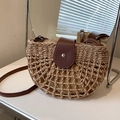 Borsa a tracolla a mezzaluna in paglia con patta in pelle marrone e rete tessuta - Cachi