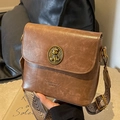 Sac seau marron rétro chic avec emblème doré et large bandoulière tissée - Kaki