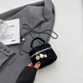 Mini sac seau matelassé noir avec bandoulière chaîne argentée et breloques fleurs - Noir Petit