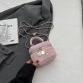 Mini sac vanity rose matelassé avec bandoulière chaîne sur veste grise - Rose Petit