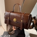Vintage braune Umhängetasche aus Leder mit goldenem Drehverschluss und buntem Webband - Braun
