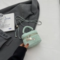 Mini sac seau matelassé vert menthe avec breloque camélia et bandoulière chaîne - Bleu Petit