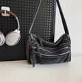Dunkelgraue gewaschene Denim-Schultertasche mit Reißverschlusstaschen im Y2K-Design - Schwarz