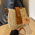 Beigefarbene gewebte Strohschultertasche mit braunem Lederbesatz und Bommel-Anhänger - Cremeweiß Mit Anhänger