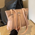 Minimalistische rosa Tragetasche mit vertikalen Riemen und Silberschnallen auf Stein - Rosa