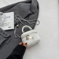 Mini sac seau matelassé blanc avec bandoulière chaîne et breloque fleurie argent - Blanc Petit