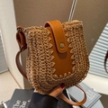 Handgewebte Stroh-Schultertasche mit brauner Lederklappe und verstellbarem Gurt - Braun Ohne Anhänger